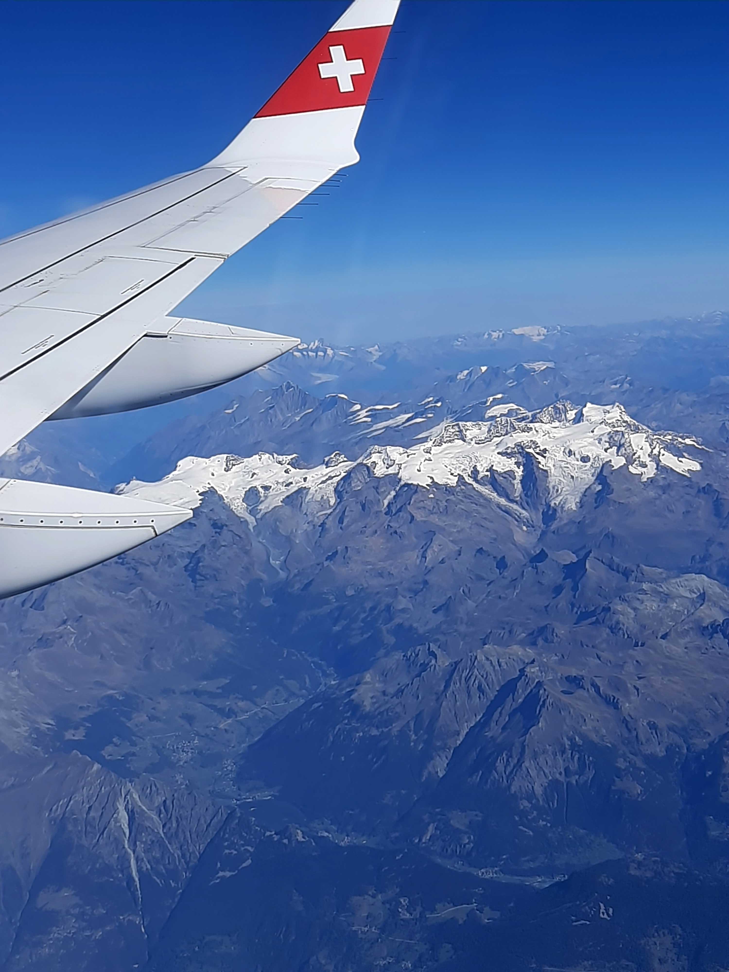 Rueckflug ueber die Schweizer Alpen